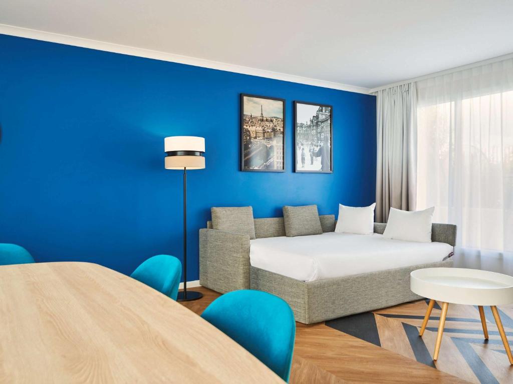 Postel nebo postele na pokoji v ubytování Aparthotel Adagio Porte de Versailles