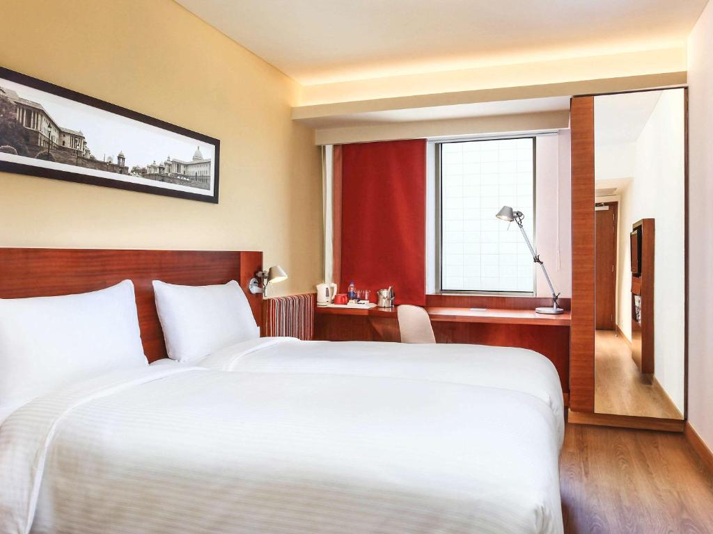 Postel nebo postele na pokoji v ubytování ibis New Delhi Aerocity - An Accor Brand