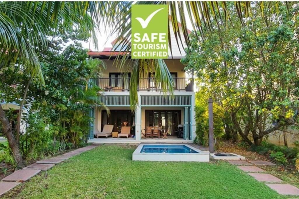 Una casa con un cartel que lee el centro de turismo seguro en Maison Bigorno by Simply-Seychelles, en Eden Island