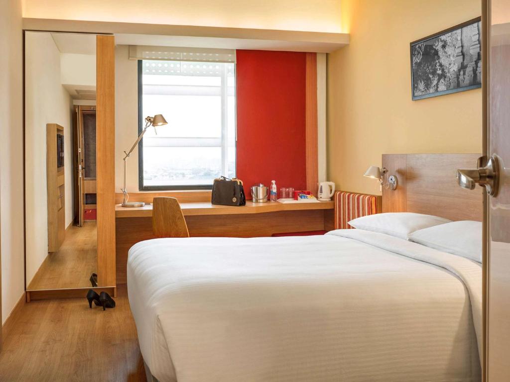 Postel nebo postele na pokoji v ubytování ibis Chennai City Centre - An Accor Brand