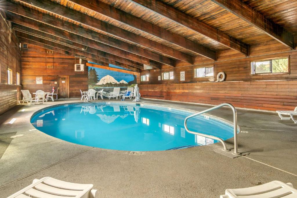 Bazén v ubytování Quality Inn Klamath Falls - Crater Lake Gateway nebo v jeho okolí