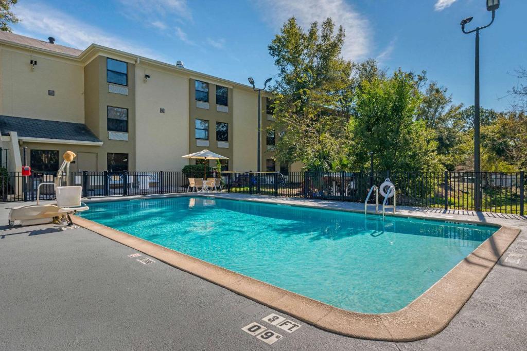 a swimming pool in front of a building at Comfort Inn Ocala Silver Springs in Ocala