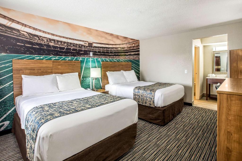 um quarto de hotel com duas camas e uma televisão em Clarion Pointe East Lansing University Area em East Lansing
