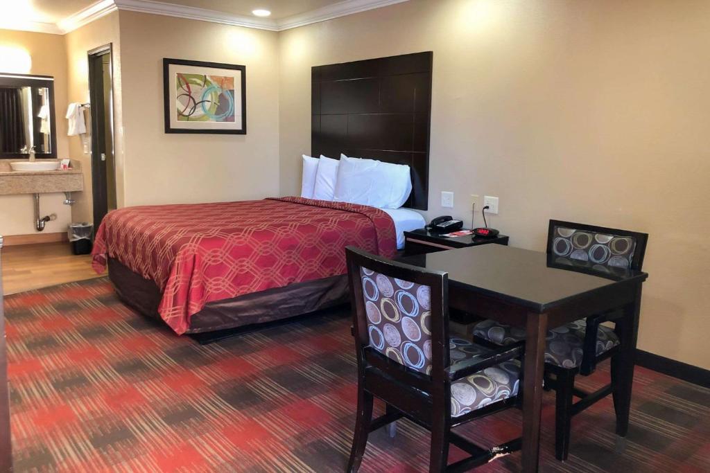 TV a/nebo společenská místnost v ubytování Econo Lodge Inn & Suites Escondido Downtown