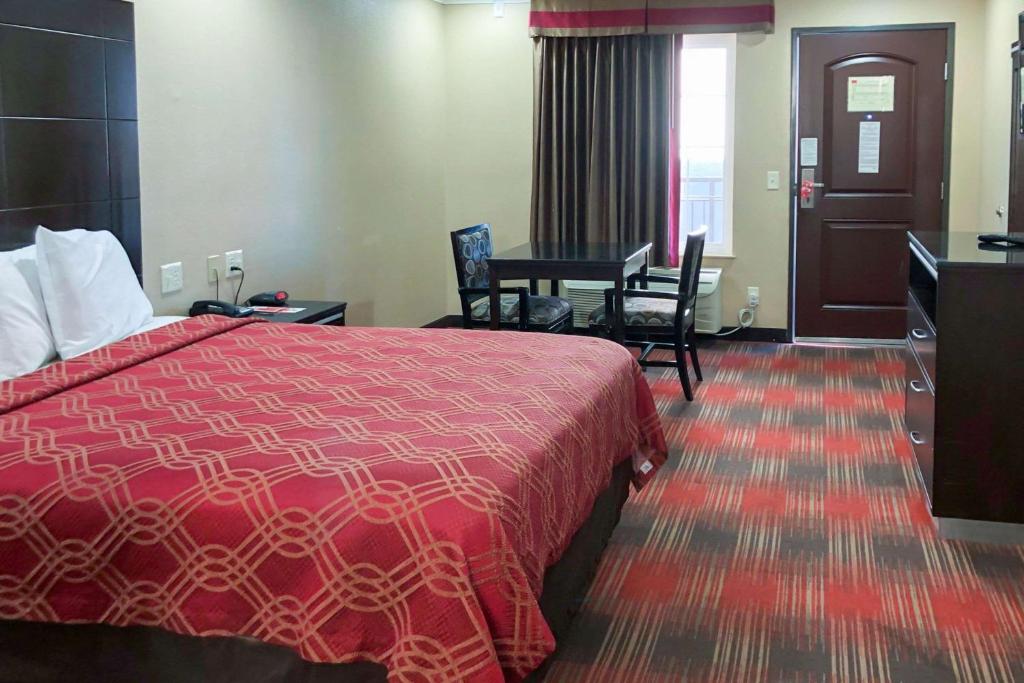 Postel nebo postele na pokoji v ubytování Econo Lodge Inn & Suites Escondido Downtown