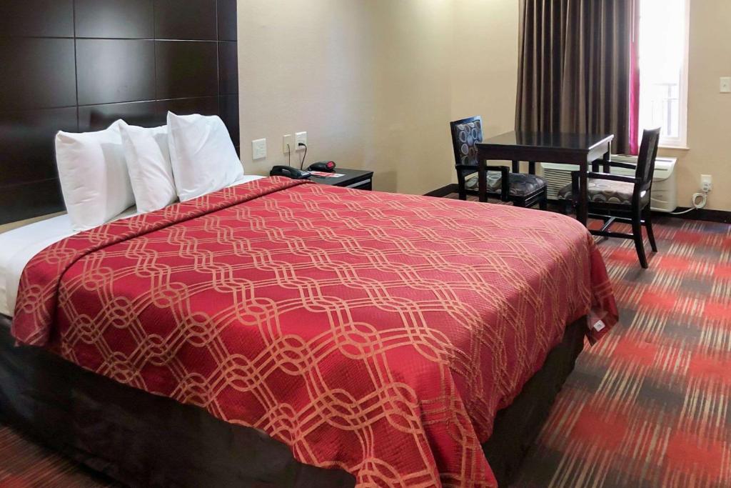 Postel nebo postele na pokoji v ubytování Econo Lodge Inn & Suites Escondido Downtown