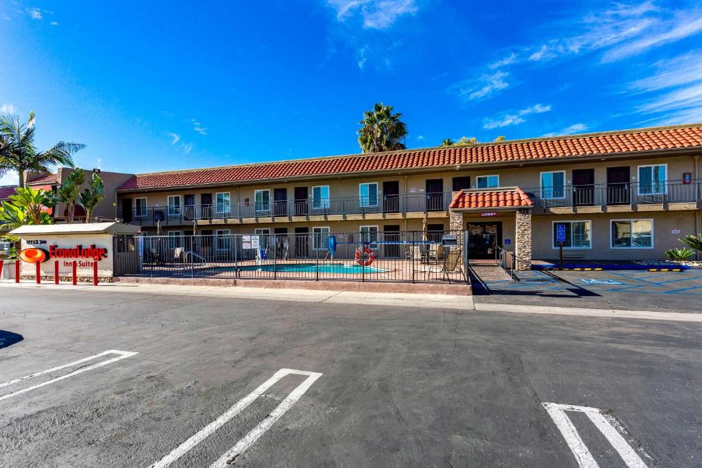 an empty parking lot in front of a building at Econo Lodge Inn & Suites Escondido Downtown in Escondido