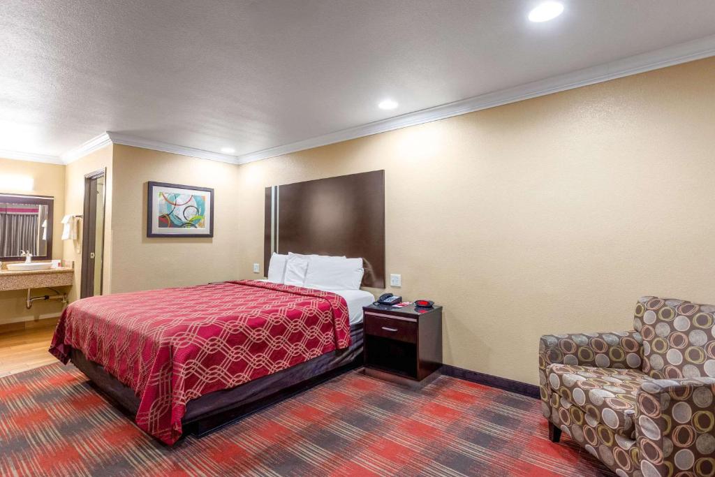 Postel nebo postele na pokoji v ubytování Econo Lodge Inn & Suites Escondido Downtown