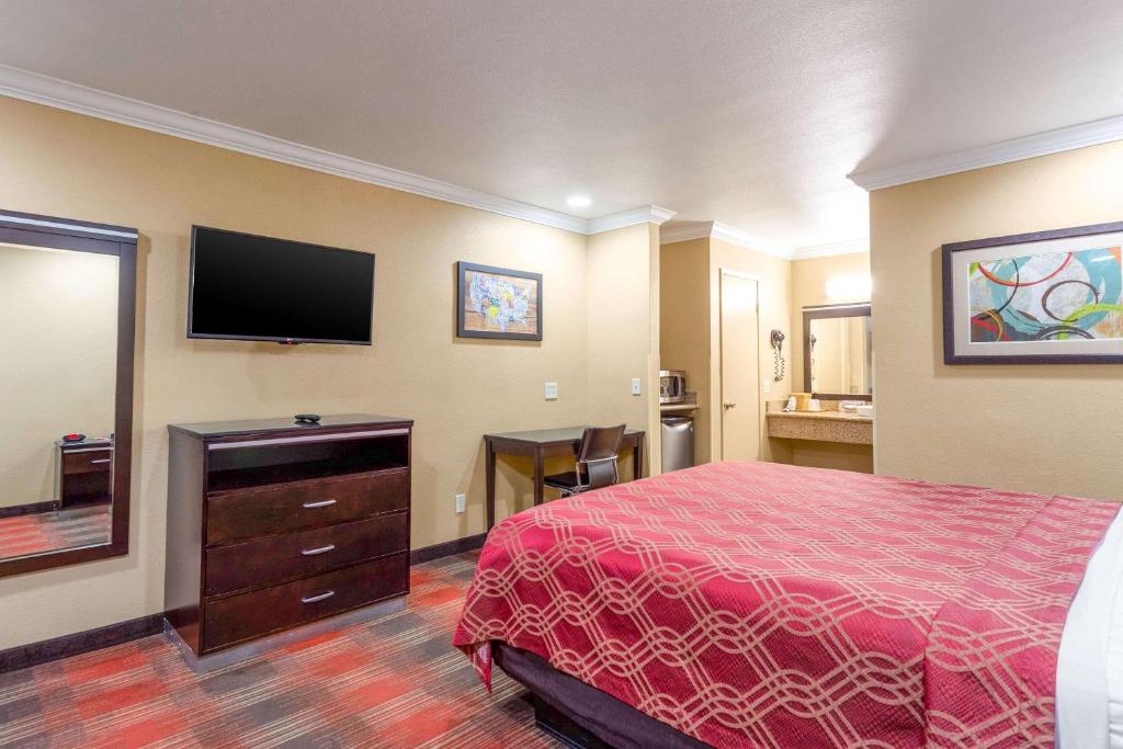 Postel nebo postele na pokoji v ubytování Econo Lodge Inn & Suites Escondido Downtown