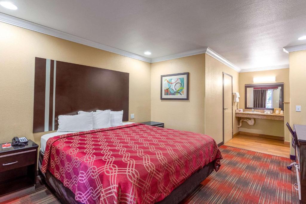 Postel nebo postele na pokoji v ubytování Econo Lodge Inn & Suites Escondido Downtown