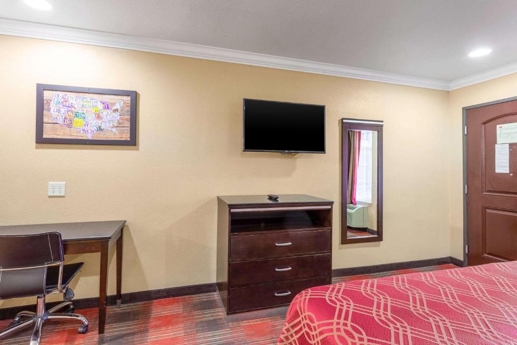 TV a/nebo společenská místnost v ubytování Econo Lodge Inn & Suites Escondido Downtown