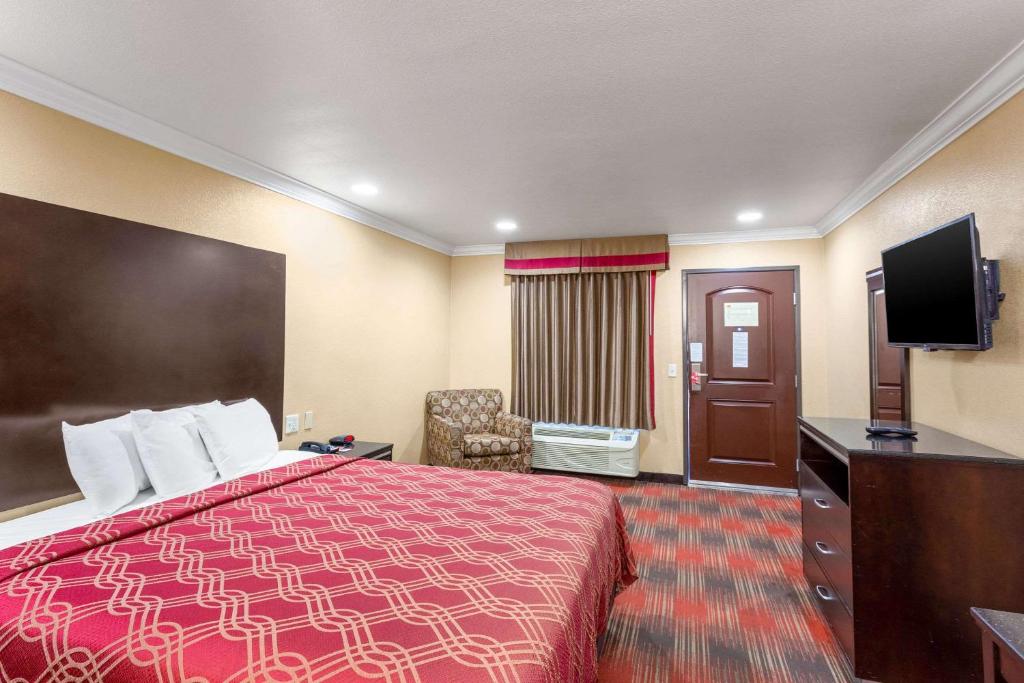 Postel nebo postele na pokoji v ubytování Econo Lodge Inn & Suites Escondido Downtown