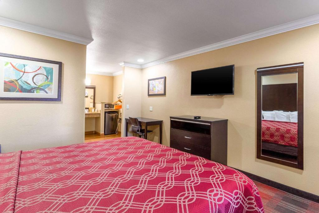 TV a/nebo společenská místnost v ubytování Econo Lodge Inn & Suites Escondido Downtown