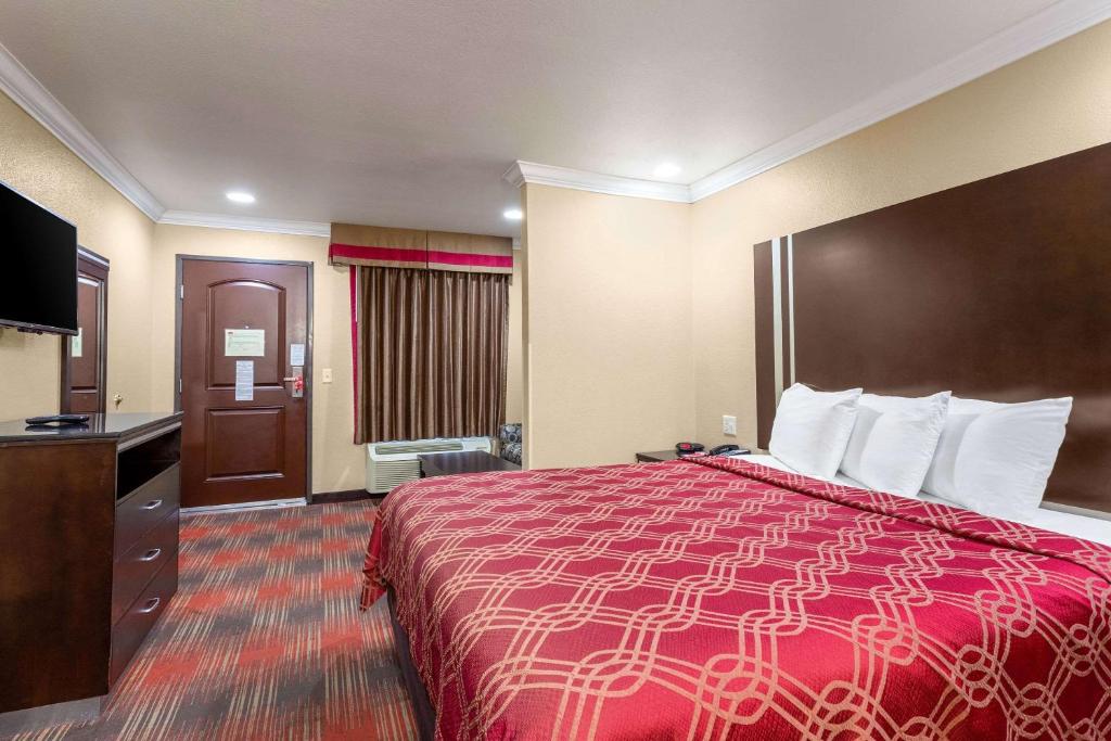 Postel nebo postele na pokoji v ubytování Econo Lodge Inn & Suites Escondido Downtown