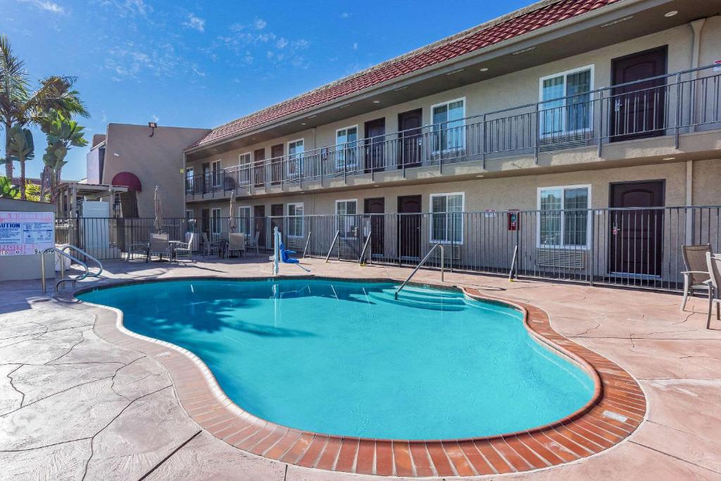Bazén v ubytování Econo Lodge Inn & Suites Escondido Downtown nebo v jeho okolí