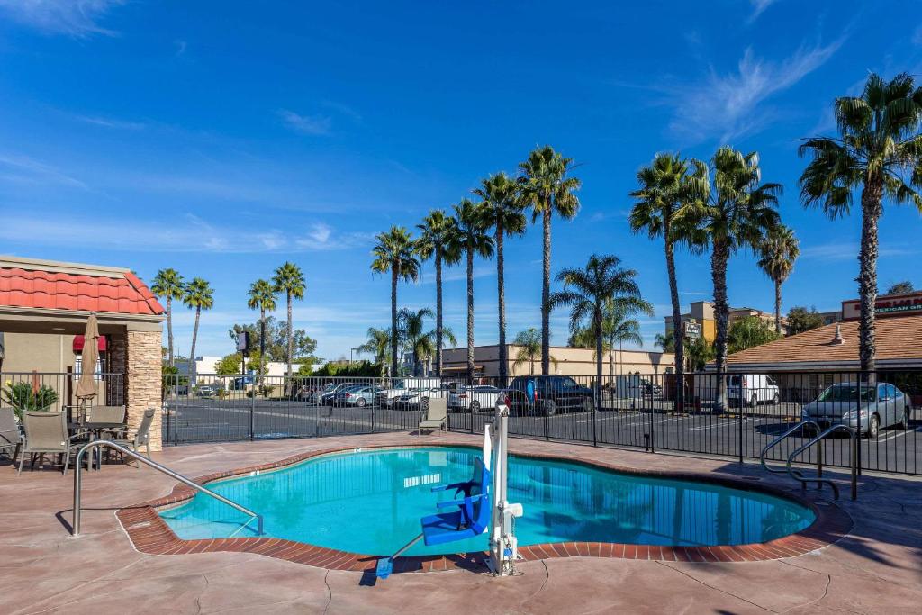 Bazén v ubytování Econo Lodge Inn & Suites Escondido Downtown nebo v jeho okolí