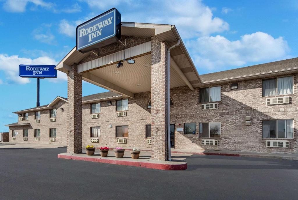 un bâtiment avec un panneau indiquant la rue devant lui dans l'établissement Rodeway Inn Cozad, à Cozad