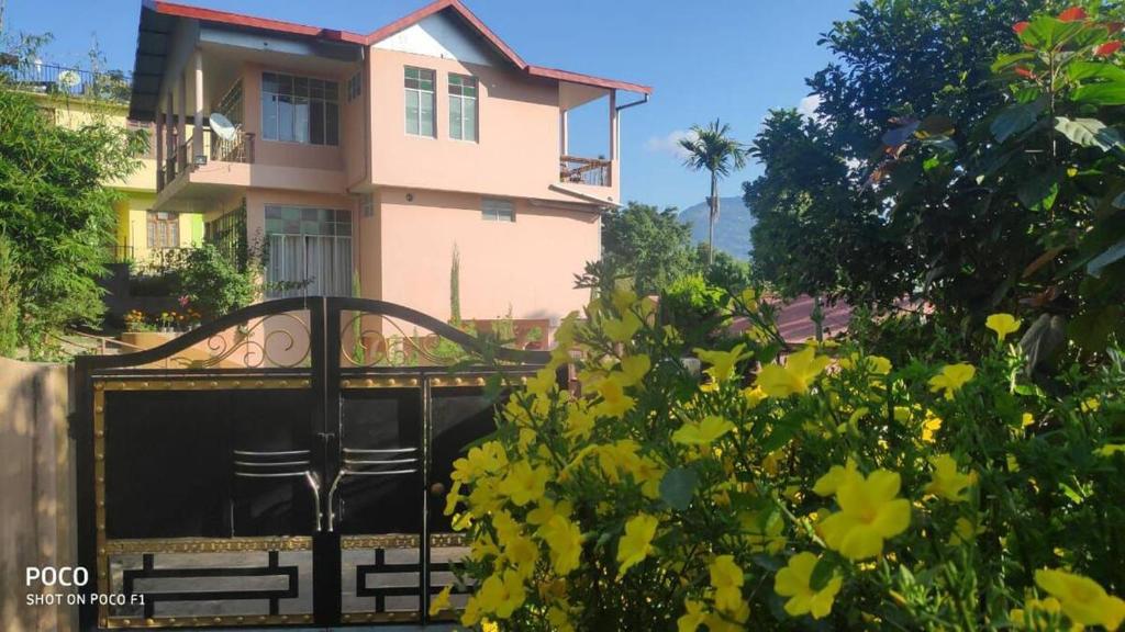 une maison avec un portail en face d'une maison dans l'établissement SAI´S GRACE, à Kalimpong