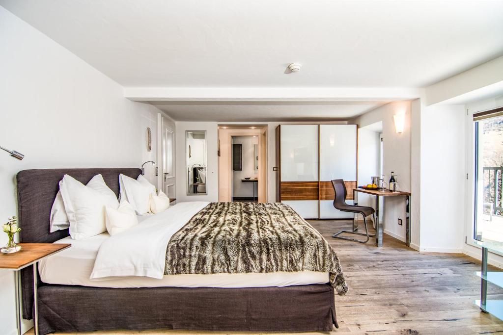Postel nebo postele na pokoji v ubytování Waldhotel Fletschhorn Panoramic Retreat in Saas Fee