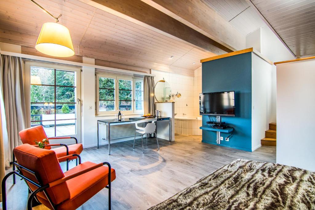 TV a/nebo společenská místnost v ubytování Waldhotel Fletschhorn Panoramic Retreat in Saas Fee