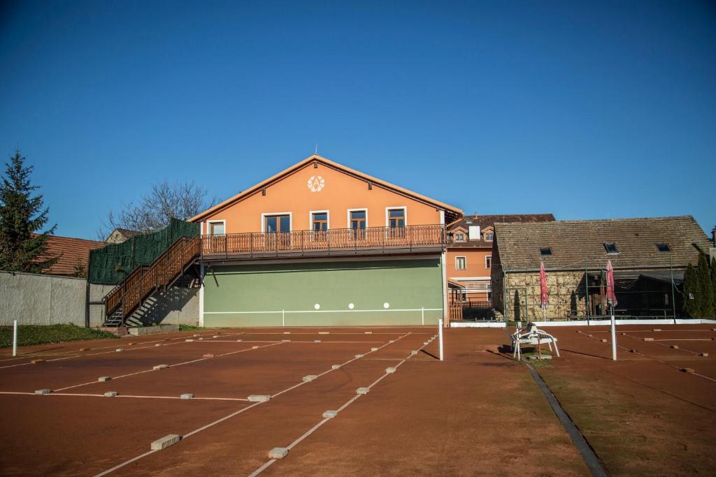 Tenis a/nebo squash v ubytování Amálka u Řípu nebo okolí
