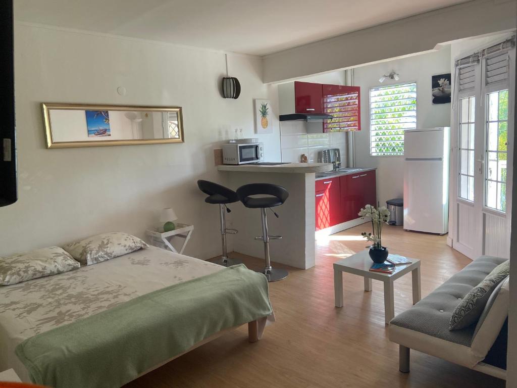Kuchyň nebo kuchyňský kout v ubytování LES HAUTS DE L'ANSE