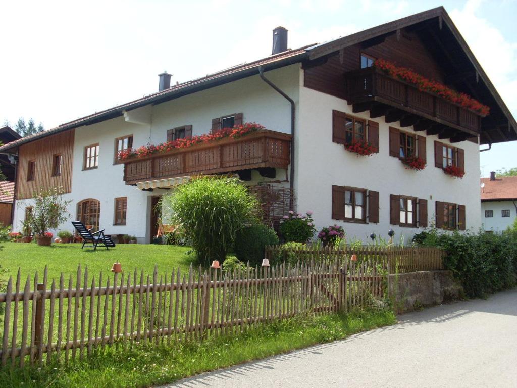 una casa con una valla delante de ella en Ferienwohnung Schartner, en Eggstätt