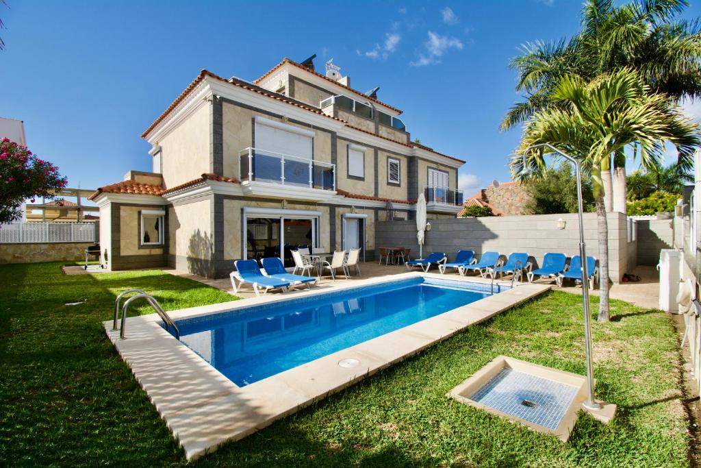 a house with a swimming pool in the yard at Villa Lovisi in Maspalomas