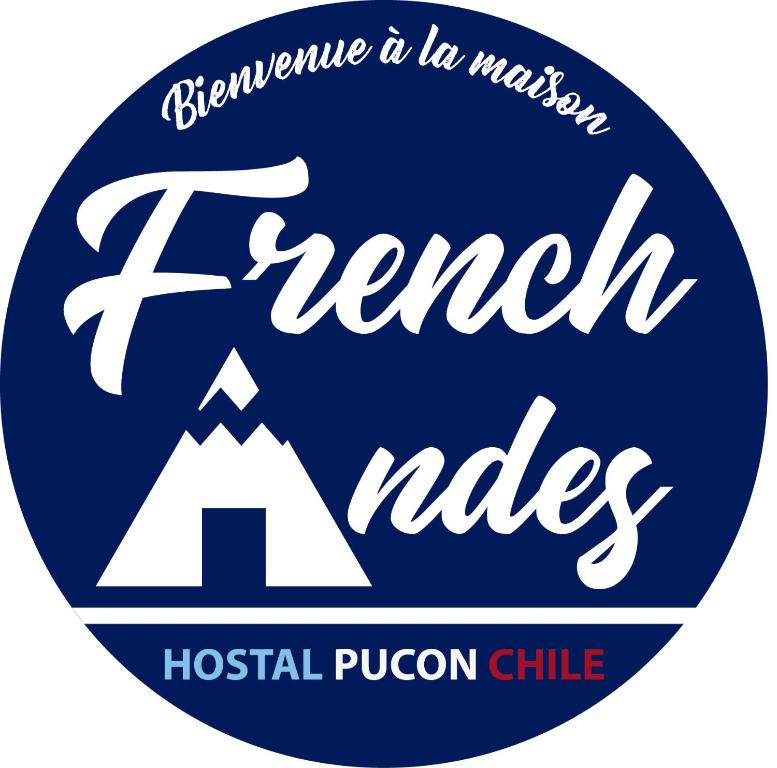 una señal azul con una montaña y las palabras redes francesas en French Andes Apart Hostel en Pucón