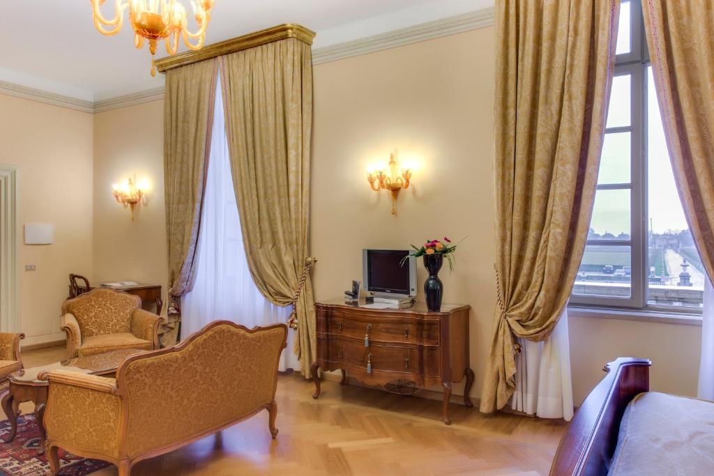 En TV eller et underholdningssystem på Villa Fenaroli Palace Hotel