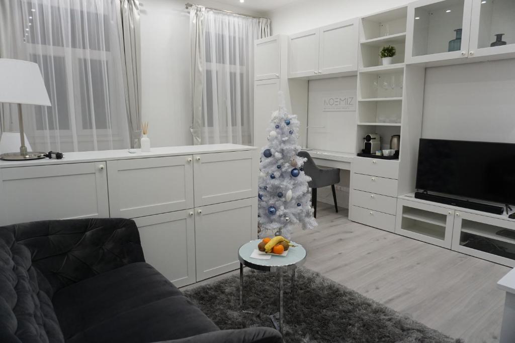 Televízia a/alebo spoločenská miestnosť v ubytovaní Noemiz Exclusive Apartments