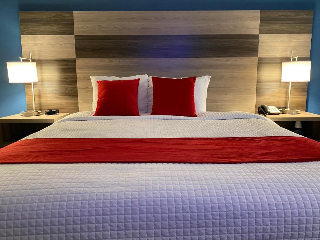 Un pat sau paturi într-o cameră la Garnett Hotel & RV Park