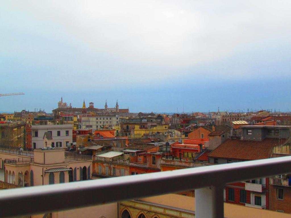 - Balcón con vistas a la ciudad en Buonarroti Guest House, en Roma
