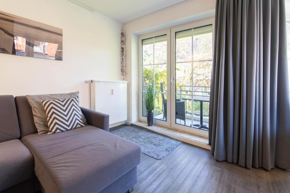 沙博伊茨Ferienwohnung Kleine Auszeit的带沙发和大窗户的客厅