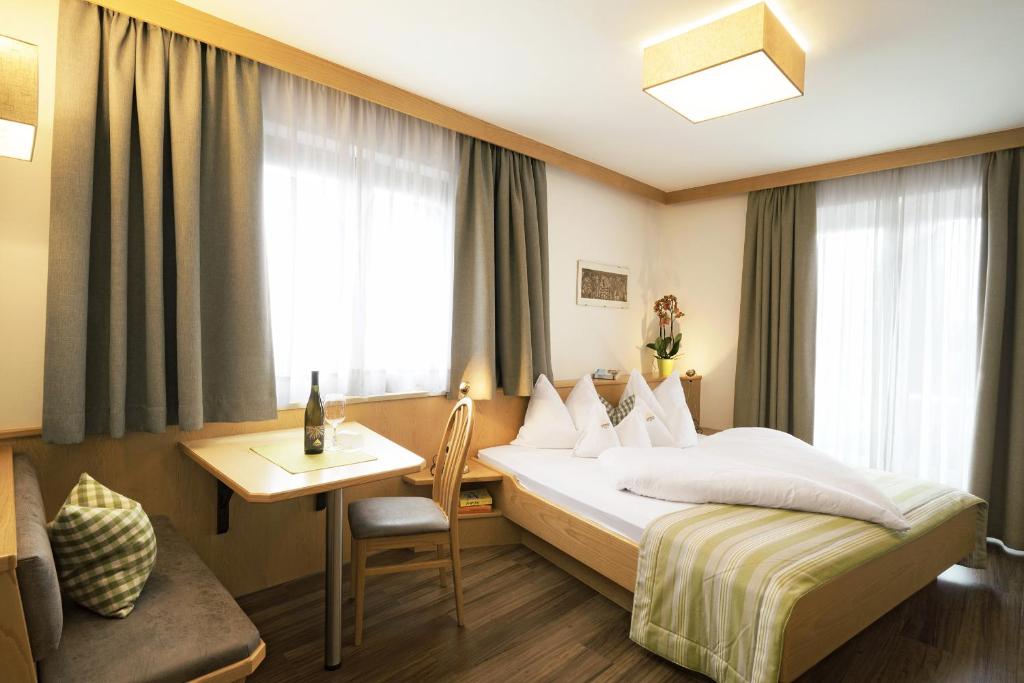 Posteľ alebo postele v izbe v ubytovaní Hotel Sonnenhof