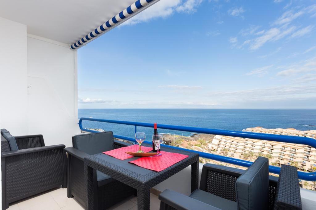 een balkon met een tafel en 2 glazen wijn bij Welcome to Paradise in Adeje