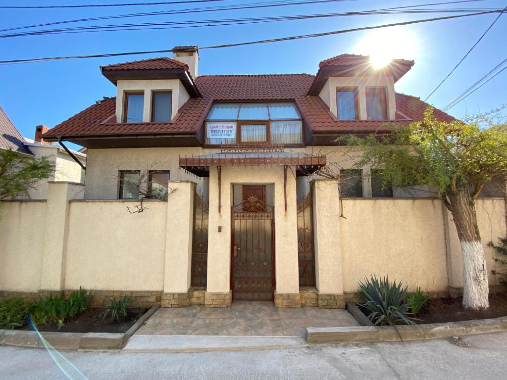 casa d'epoca con tetto marrone di Villa Jardin a Odessa
