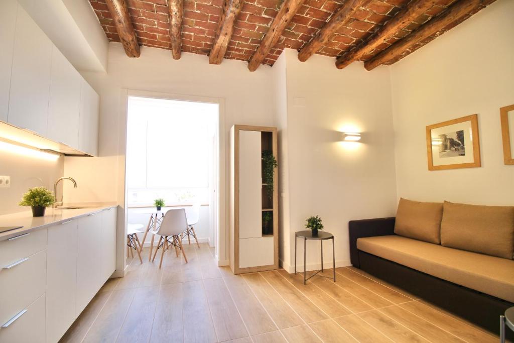 ein Wohnzimmer mit einem Sofa und einem Tisch in der Unterkunft Espinach Port Serrallo in Tarragona