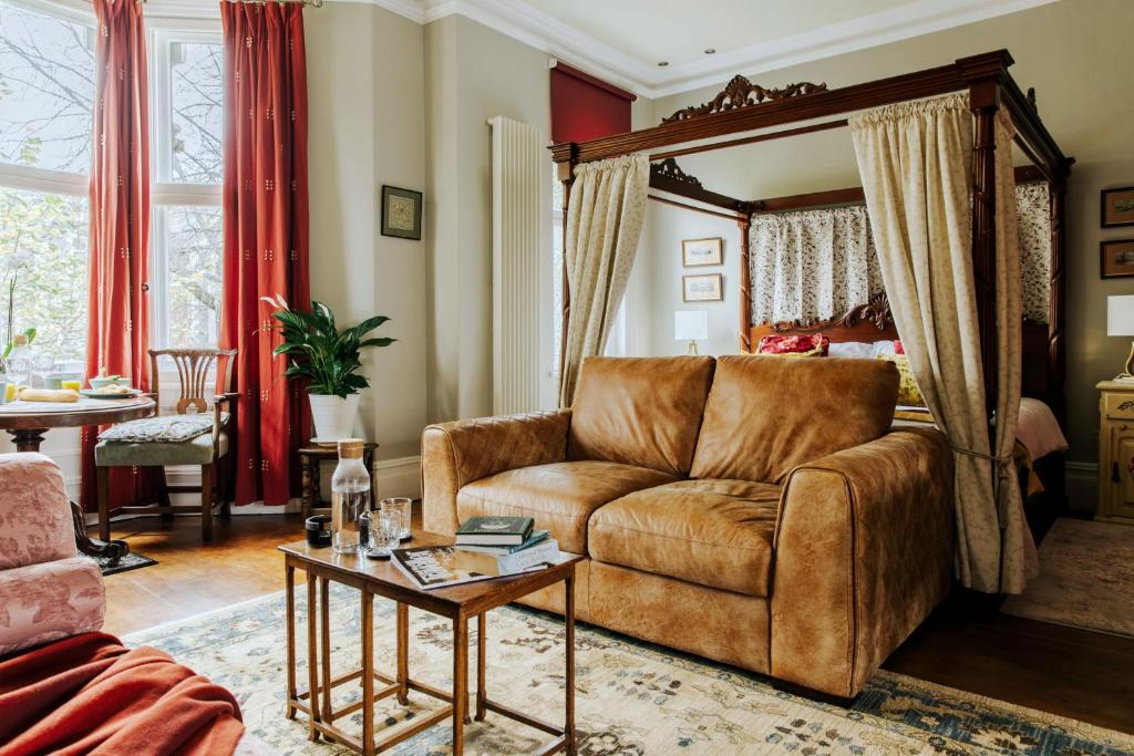 uma sala de estar com um sofá e uma mesa em Luxury Suite in Cardiff City Centre + Secure Parking em Cardiff