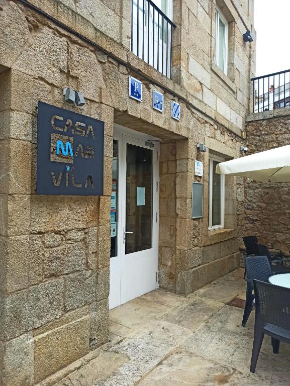 un edificio con un cartel que lee casa mare villa en Casa Mar Da Villa Restaurant Hotel, en Noia