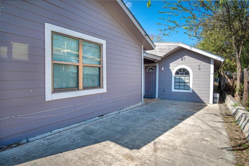 una casa púrpura con una entrada delante de ella en Houston St Guest house near Downtown/Military base, en San Antonio