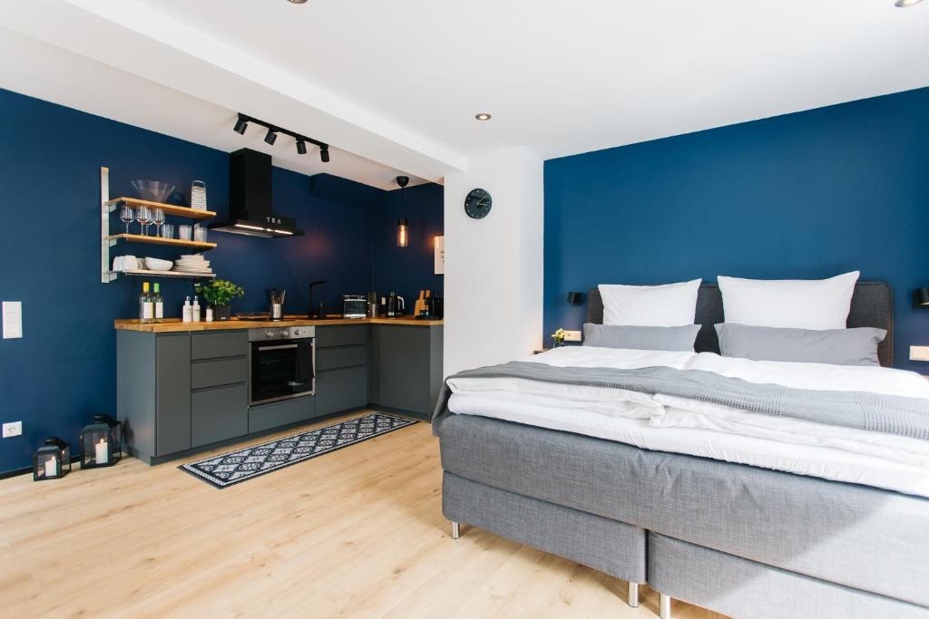 a bedroom with blue walls and a large bed at Ferienwohnungen Schranz GbR in Heppenheim an der Bergstrasse
