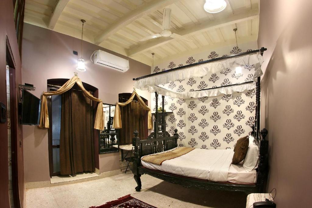 um quarto com uma cama de dossel num quarto em HOTEL 86B em Calcutá