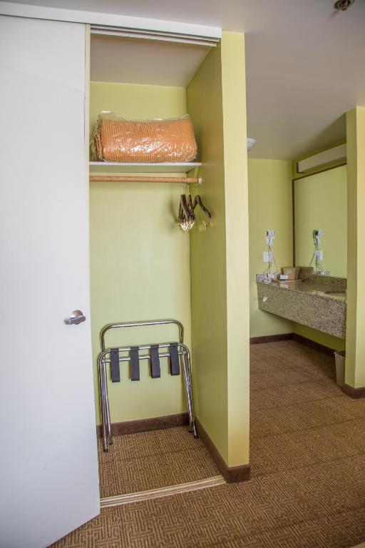 Quality Inn Merced Gateway to Yosemite - Efficiency King Suite - Toegankelijk/Rookvrij