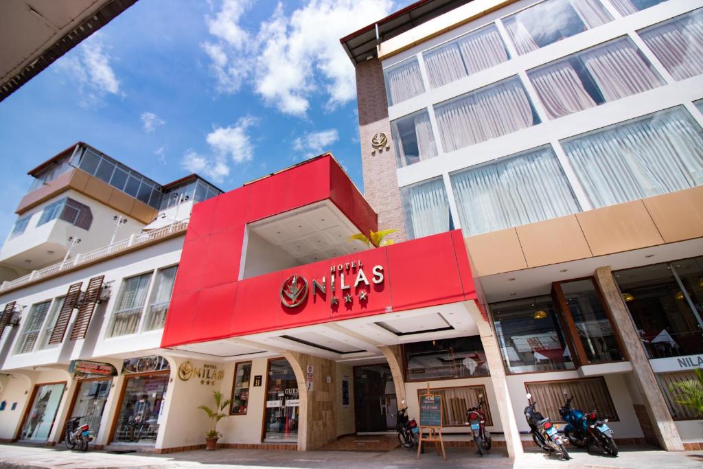 een gebouw met een rood bord erop bij Hotel Nilas in Tarapoto