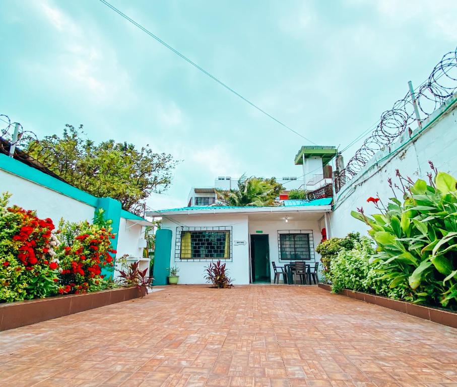 ein Haus mit einer steinernen Einfahrt davor in der Unterkunft Miss Julyn Sweet Home in San Andrés