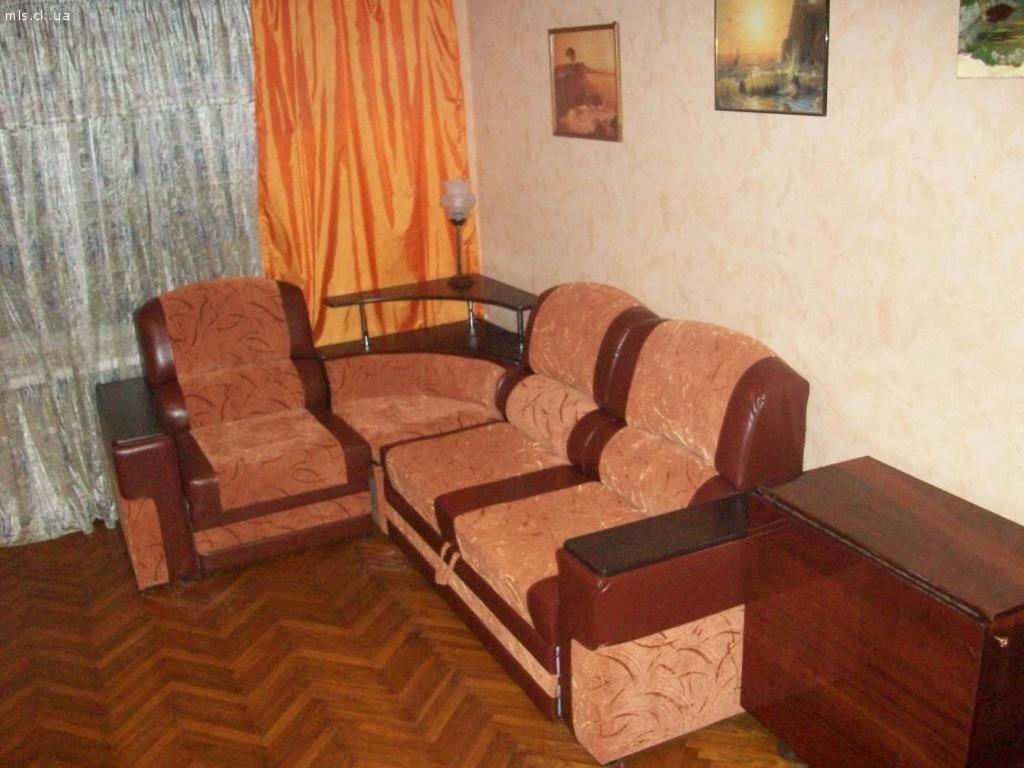 een woonkamer met een bank en een tafel bij 3-х комнатная квартира в центре in Tsjerkasi