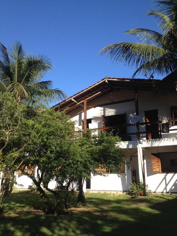 三一市的住宿－Araribé Pousada，前面有棕榈树的房子