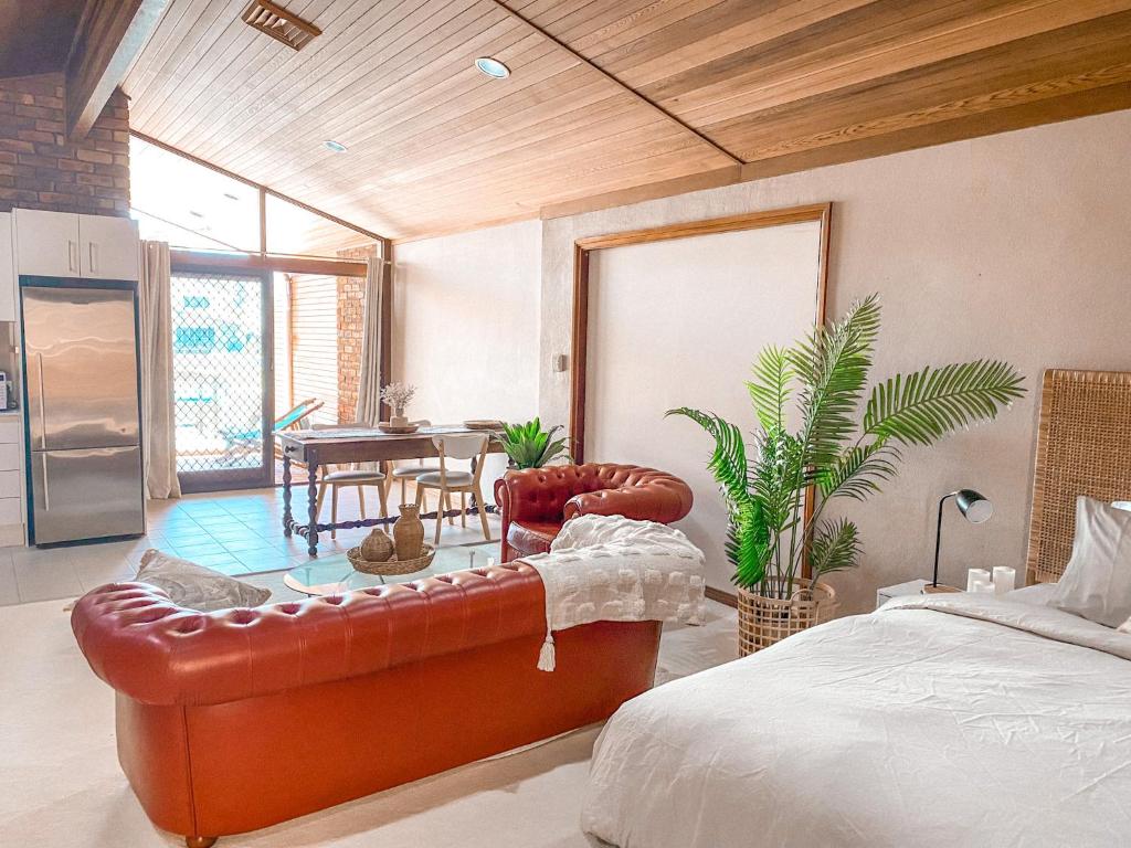 1 dormitorio con 1 cama, mesa y sillas en Studio Fran - Port Macquarie canals, en Port Macquarie