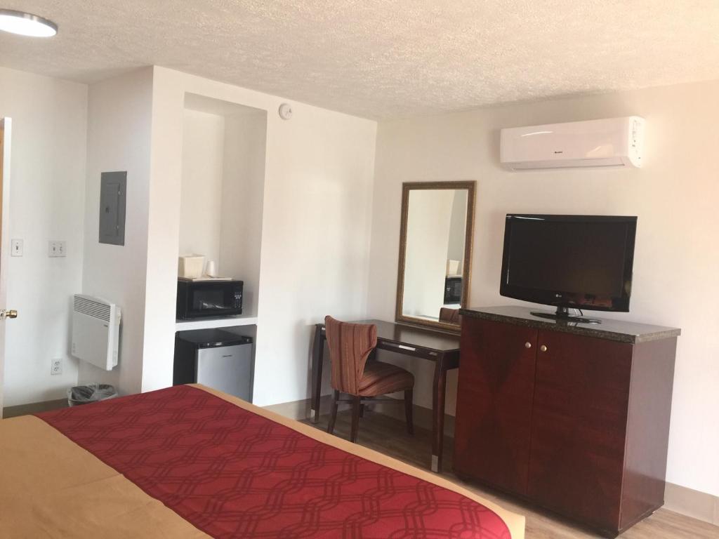 Uma TV ou centro de entretenimento em Econo Lodge Inn & Suites Lake Harmony - Pocono Mountains Area
